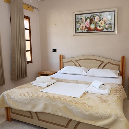 Guest House Lion 베라트 외부 사진