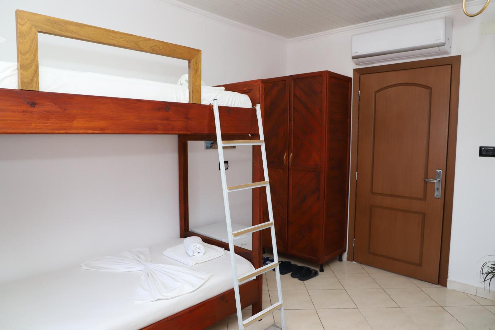 Guest House Lion 베라트 외부 사진