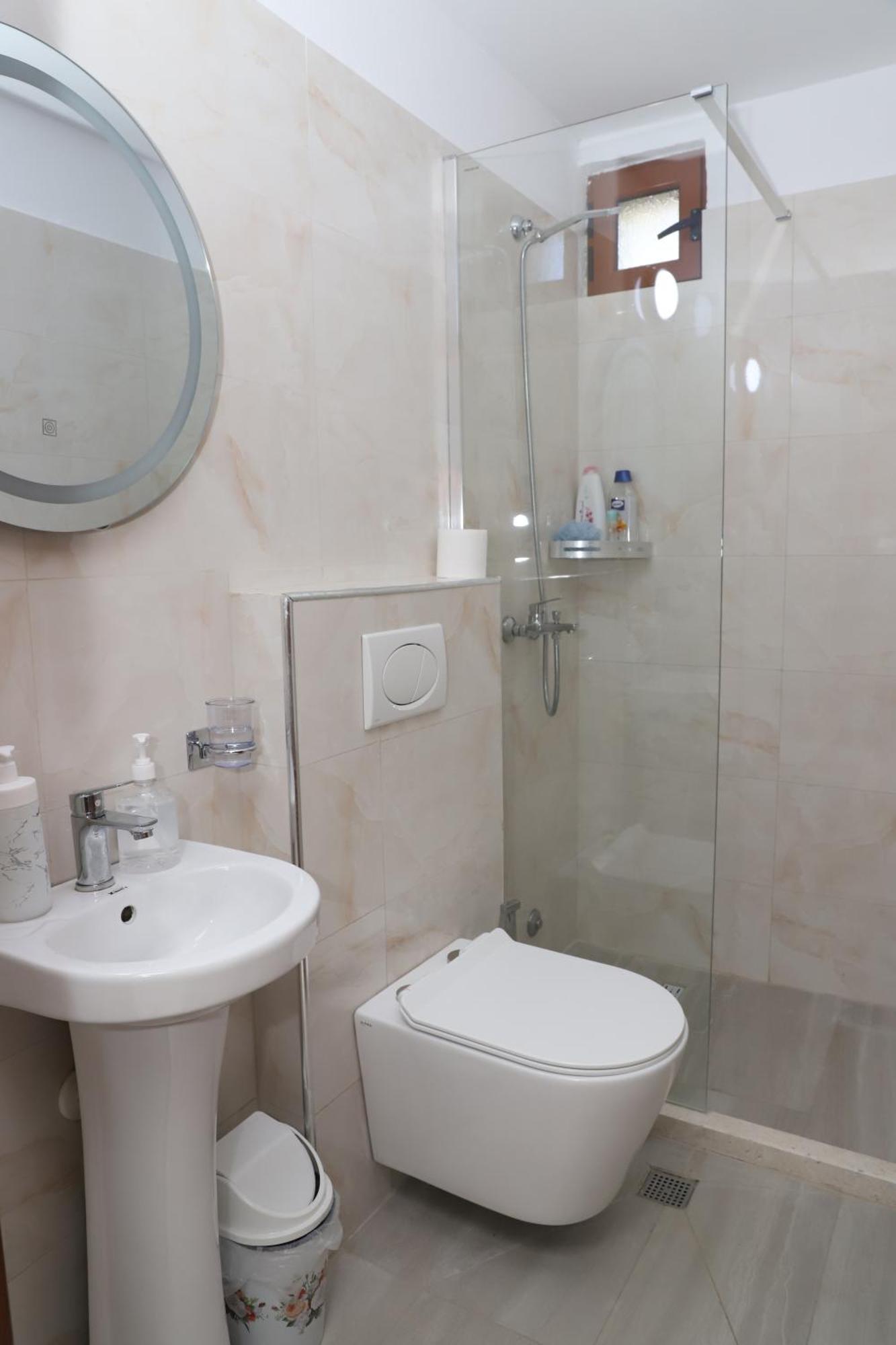 Guest House Lion 베라트 외부 사진