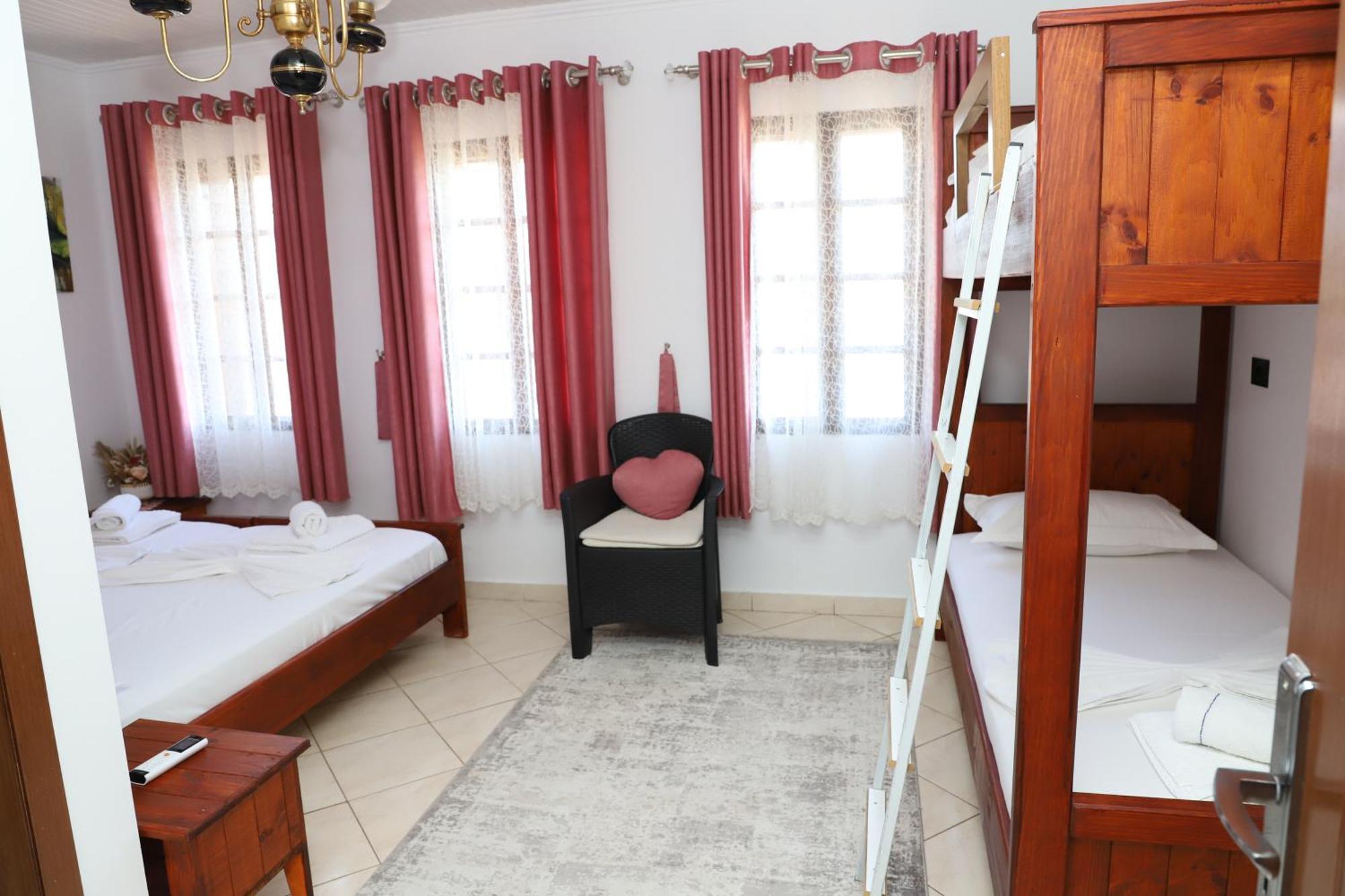 Guest House Lion 베라트 외부 사진