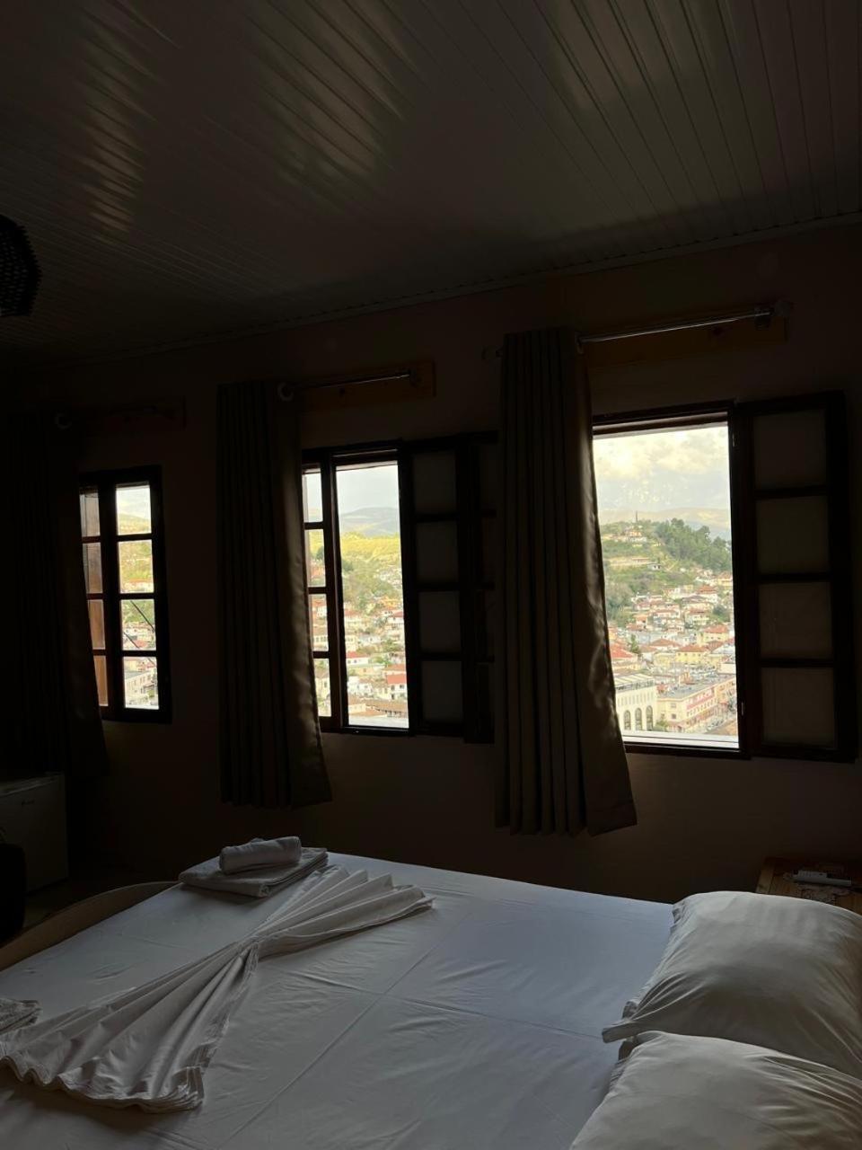 Guest House Lion 베라트 외부 사진