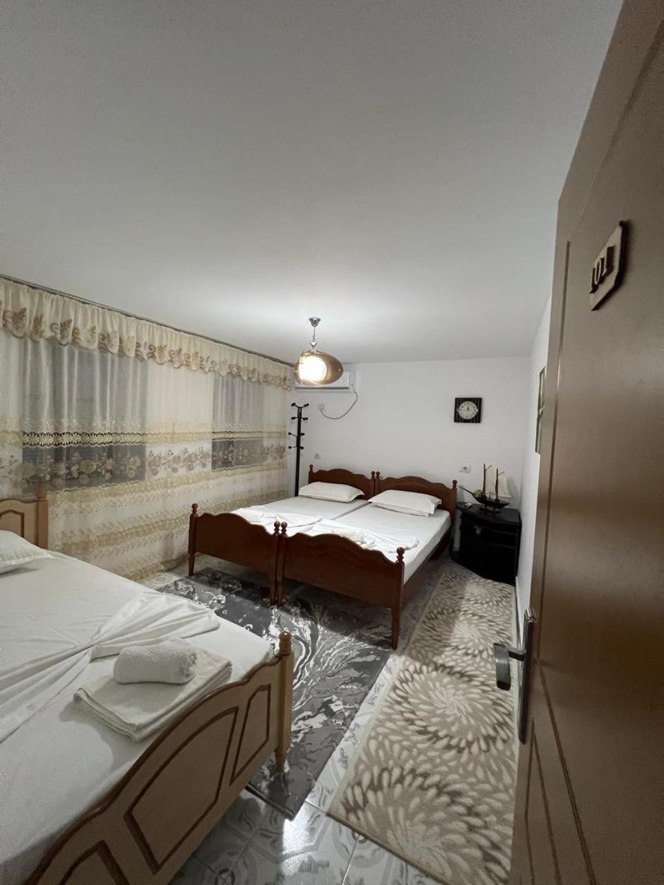 Guest House Lion 베라트 외부 사진