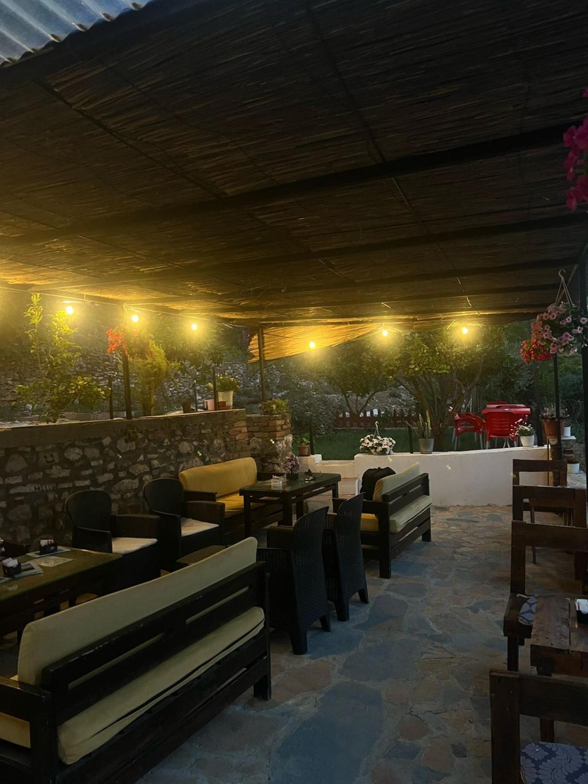 Guest House Lion 베라트 외부 사진