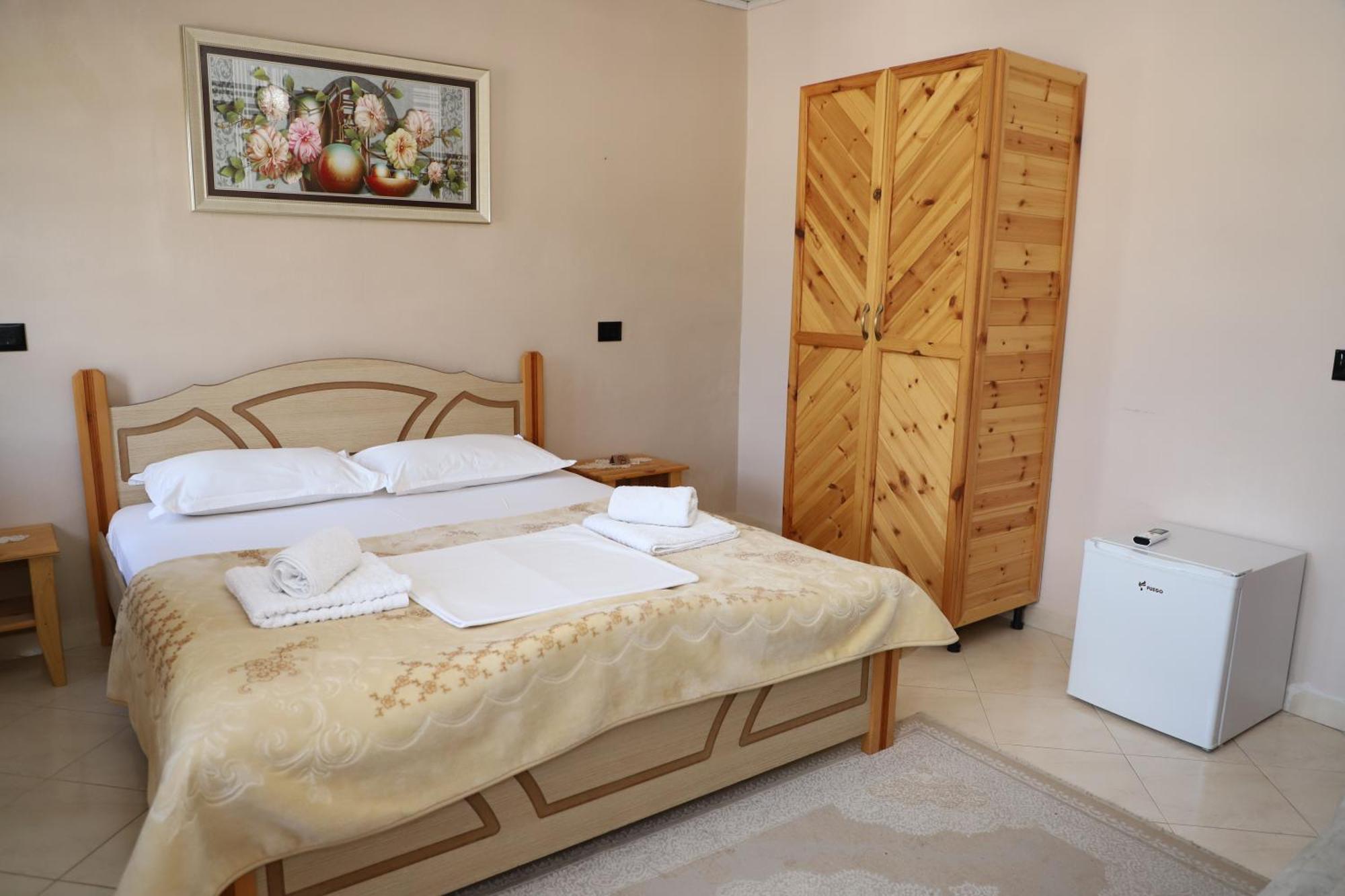 Guest House Lion 베라트 외부 사진