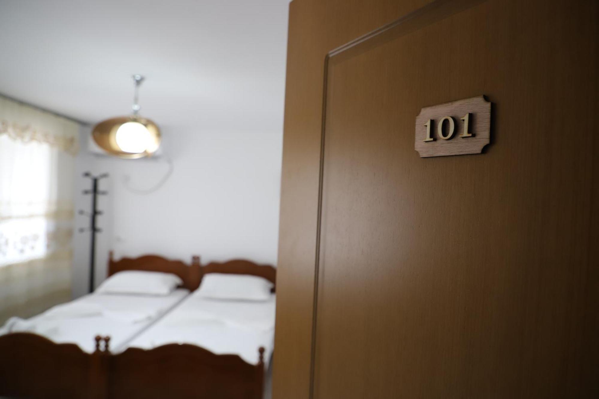 Guest House Lion 베라트 외부 사진