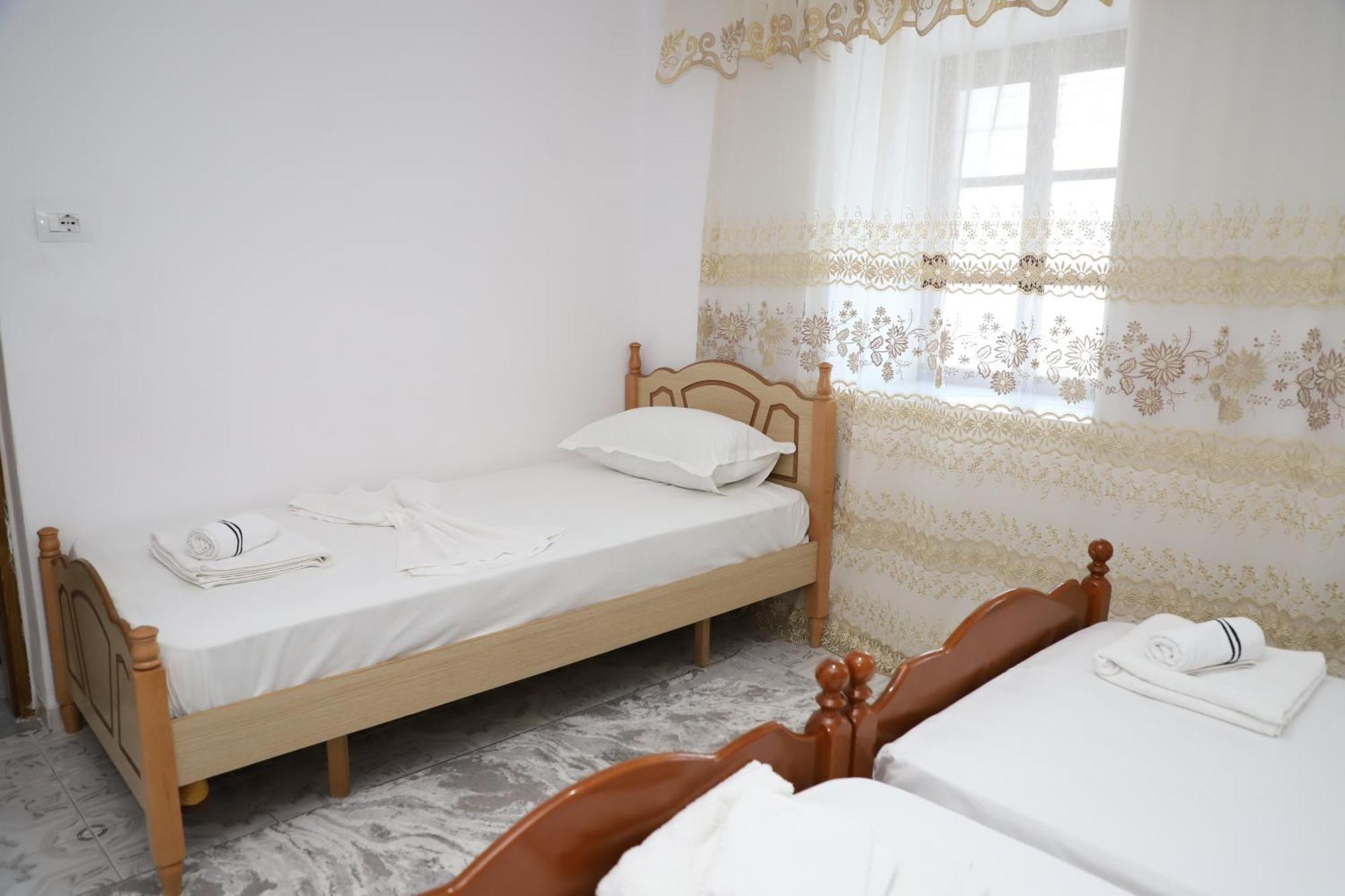 Guest House Lion 베라트 외부 사진